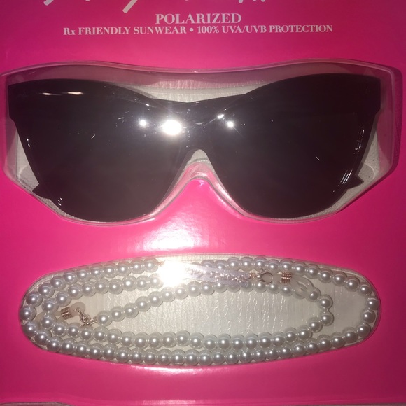 🆕 Betsy Johnson 💋 Polarized Sunglasses 🕶, Chain, Case - Picture 4 of 5
